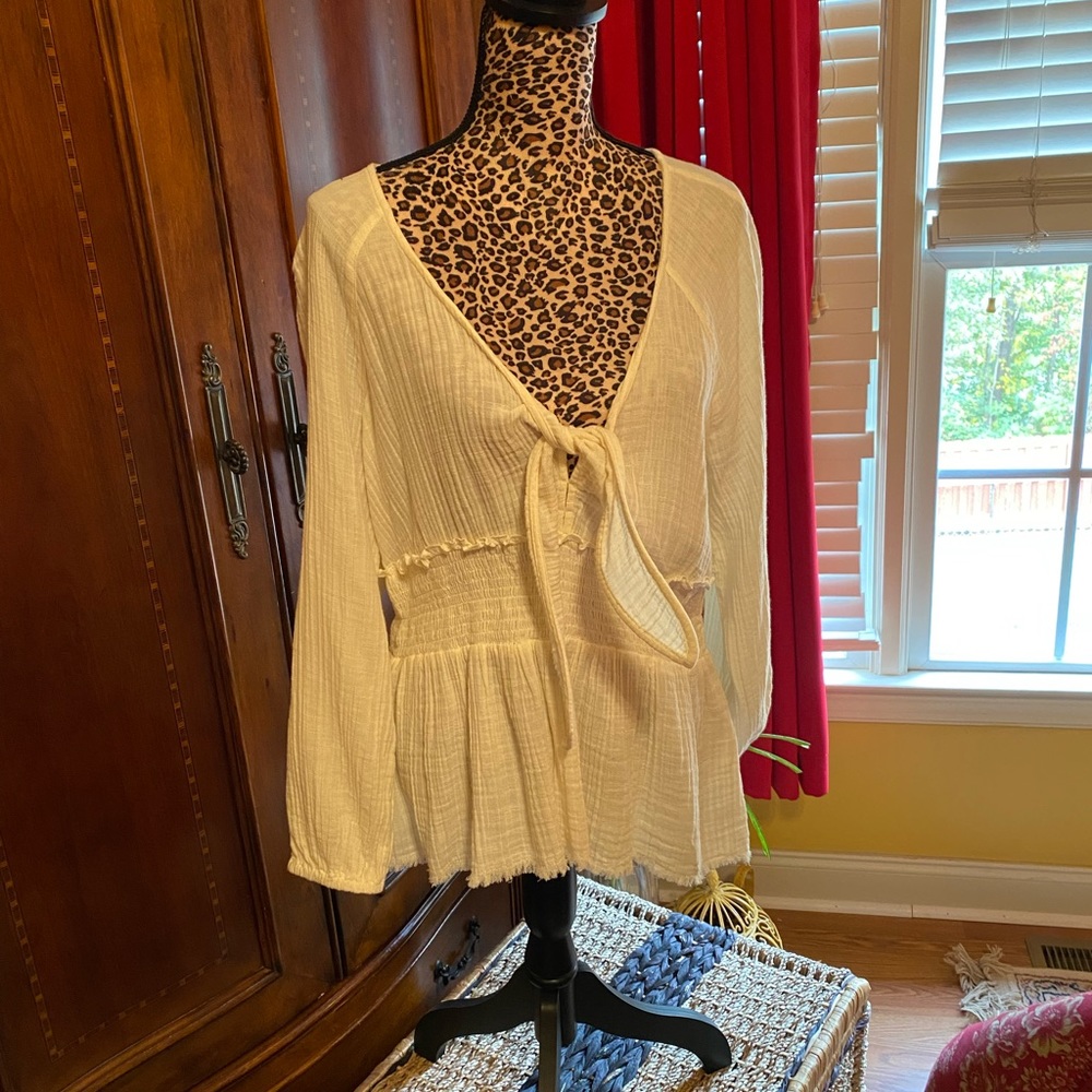 Women’s top cream colored size OX brand new with tags on